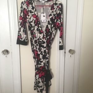 NWT 100%silk DVF wrap dress black pink white